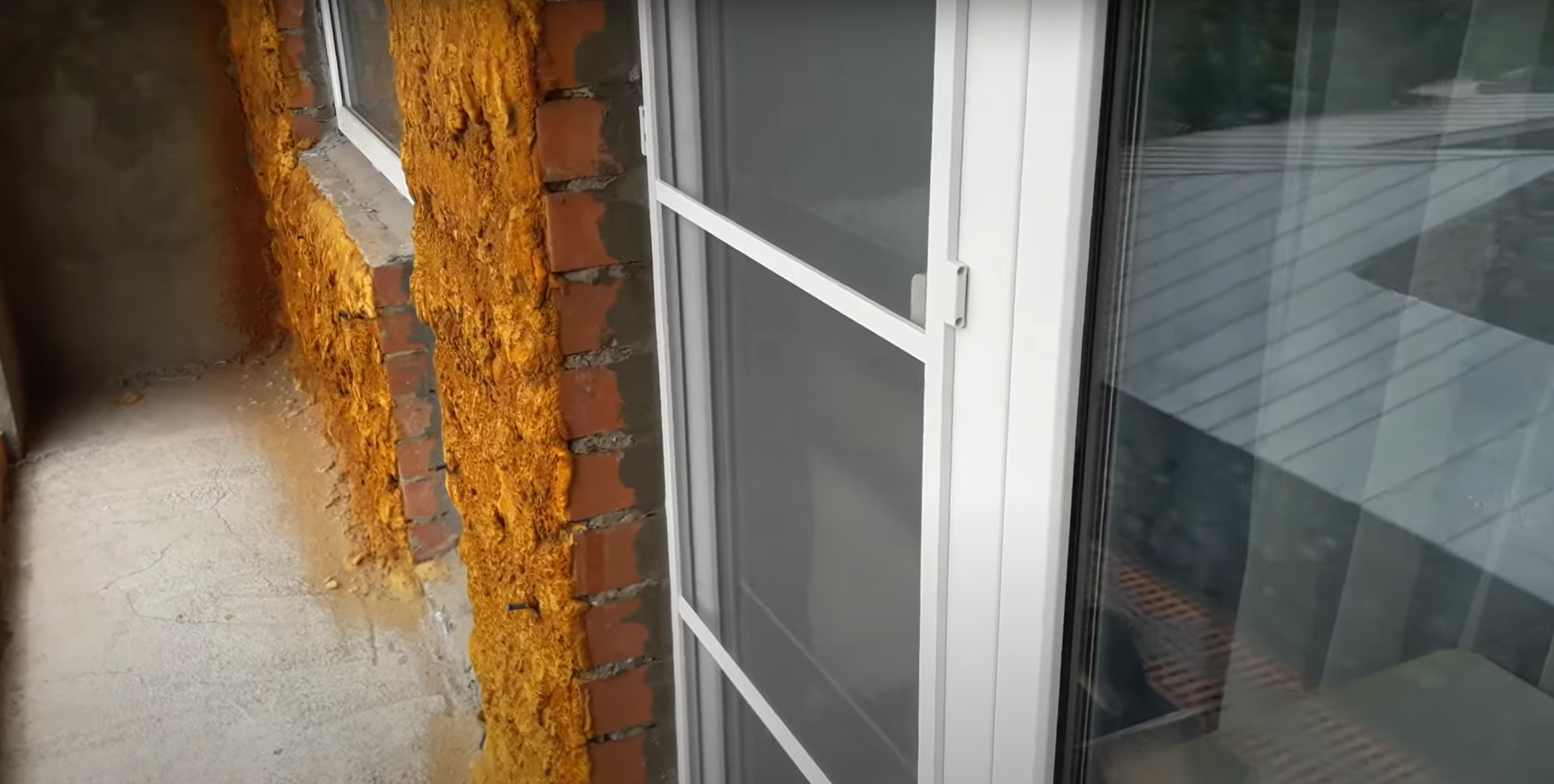 Установка москитной двери на балконную дверь